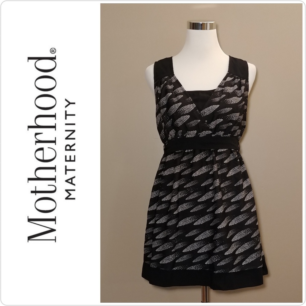 🔴$5 Motherhood Black and White Blouse